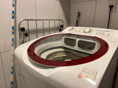 a red and white machine in a hospital room at QUARTO/SALA COM VISTA P/ O MAR DE PAJUÇARA in Maceió