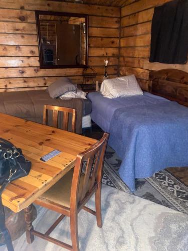 Ένα ή περισσότερα κρεβάτια σε δωμάτιο στο Cantwell Cabins