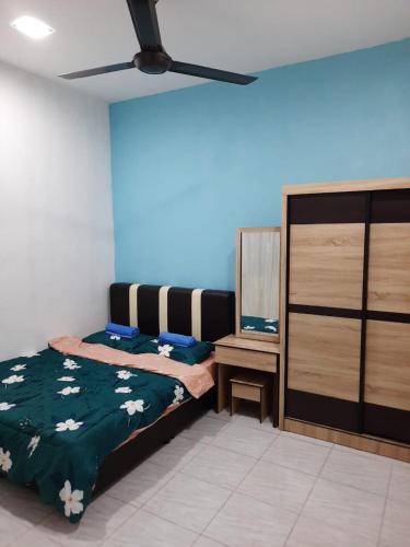 a bedroom with a bed and a ceiling fan at Jerai Geopark Cottage 2bedrooms Pulau Bidan in Yan