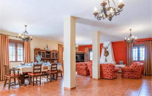 jadalnia i salon ze stołem i krzesłami w obiekcie 7 Bedroom Awesome Home In Lucena w mieście Lucena