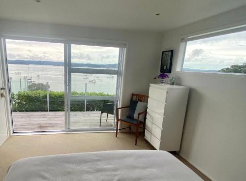 ラッセルにあるWharf Viewのベッドと大きな窓のある寝室