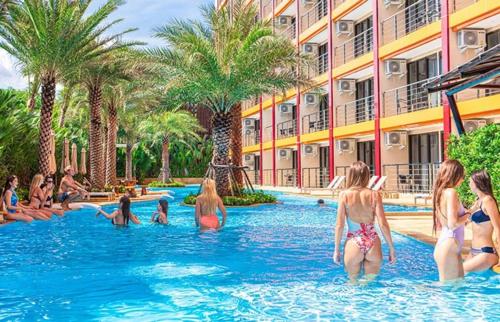 un gruppo di persone in piscina presso un resort di Квартира a Ban Bo Sai Klang