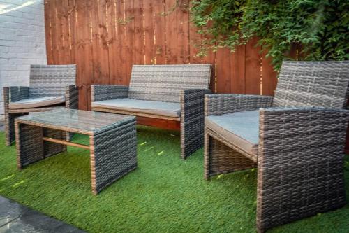 three wicker chairs and a table and a fence at No6 - Beverley - Elegant Townhouse - Central location in Beverley
