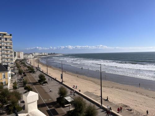Photo de la galerie de l'établissement Appartement 2 chambres, parking privatif, proche mer - FR-1-197-548, à Les Sables-dʼOlonne