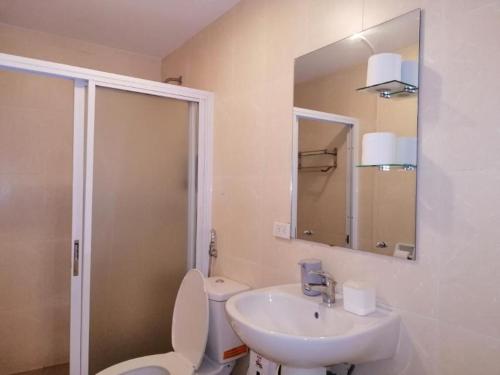 Bilik mandi di Prime Avant BGC Location Apartments by PH Staycation