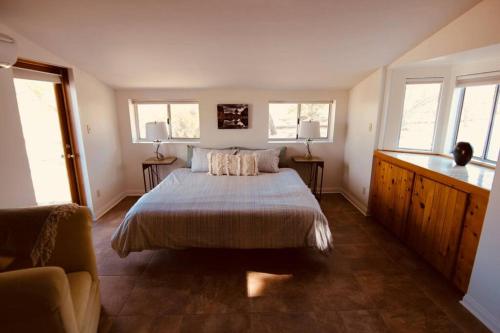 Rúm í herbergi á Joshua Tree’s Highland Hideaway Compound