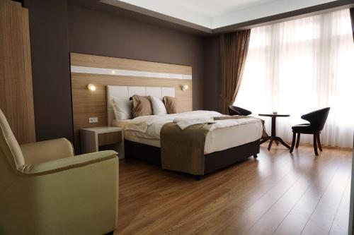 Ένα ή περισσότερα κρεβάτια σε δωμάτιο στο Arus Hotel
