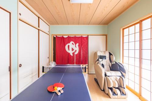 una camera con tavolo e tenda rossa di LONG VACATION a Shirahama