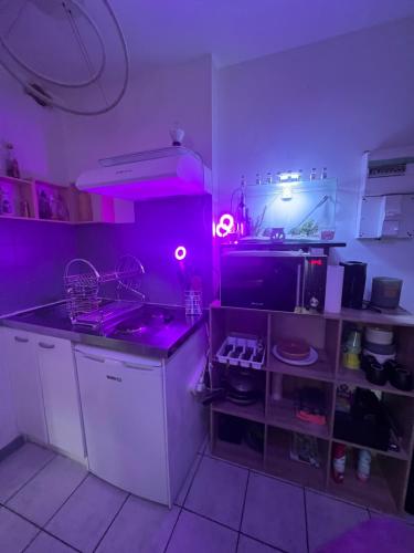- une cuisine avec des lumières violettes dans l'établissement Jacuzzi au cœur de Bordeaux, à Bordeaux