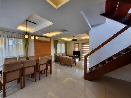 a dining room and living room with a table and chairs at Estancia de lorenzo in San Mateo