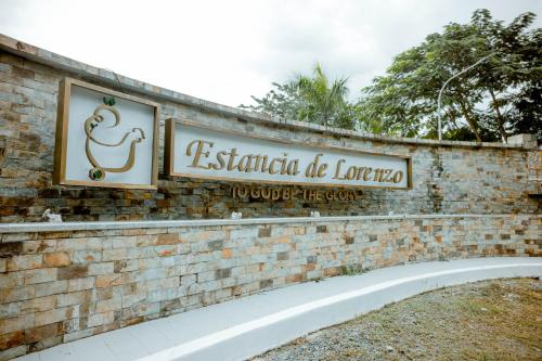 a brick wall with a sign on it at Estancia de lorenzo in San Mateo
