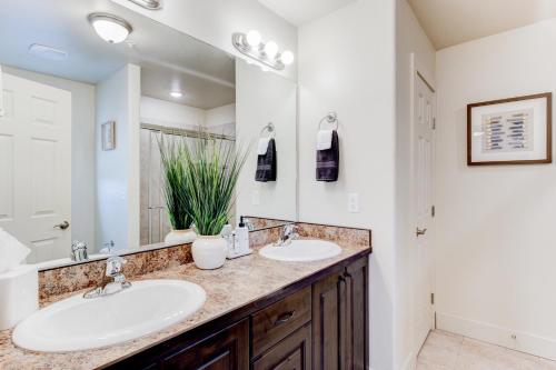 uma casa de banho com 2 lavatórios e um espelho grande em Luxury 2 Bedroom Condos - Moab Elevated em Moab