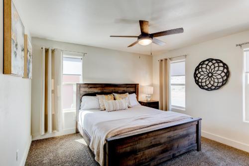 um quarto com uma cama e uma ventoinha de tecto em Luxury 2 Bedroom Condos - Moab Elevated em Moab