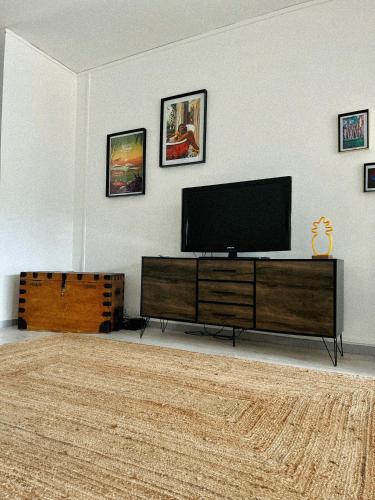 a living room with a flat screen tv on a wall at Villa Kazabona Saint-Pierre centre - Chambres d'hôte in Saint-Pierre