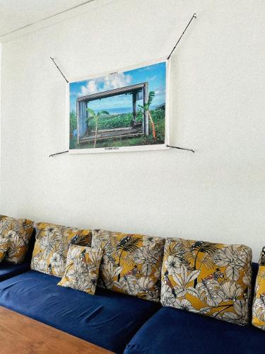 a couch in a room with a picture on the wall at Villa Kazabona Saint-Pierre centre - Chambres d'hôte in Saint-Pierre