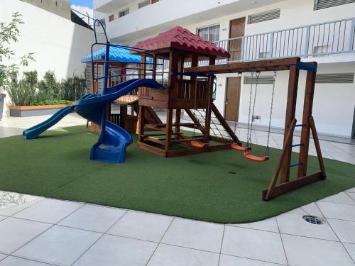 un parque infantil con tobogán y tobogán en Departamento nuevo y céntrico con ambiente familiar en Guadalajara, en Guadalajara