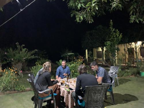 Un jardín fuera de Bardia Eco Friendly Homestay