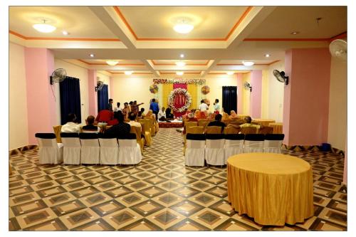 un grupo de personas sentadas en un salón de banquetes en Hotel Indraprastha By WB Inn, en Alwar