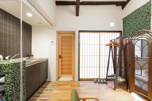 Habitación con baño con lavabo y ventana. en ゲストハウス至の宿 Shibainu-Themed Guesthouse en Kyoto