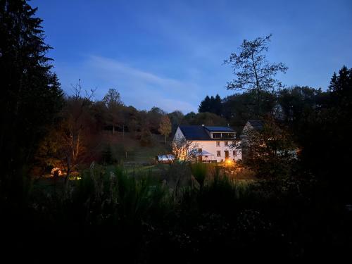 a house in the middle of a field at night at Seveniger Mühle in Sevenig