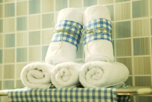 een stapel handdoeken en sokken in de badkamer bij Hodo House in Seogwipo