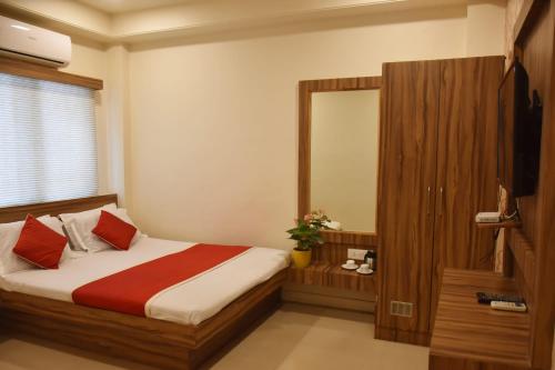 Postel nebo postele na pokoji v ubytování Hotel Saideep Villas, Shirdi