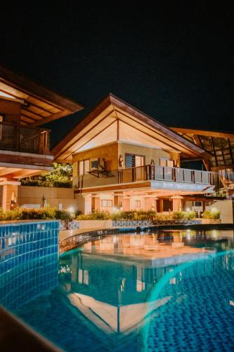 a swimming pool in front of a house at night at Estancia de lorenzo in San Mateo