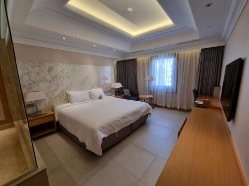 Ein Bett oder Betten in einem Zimmer der Unterkunft Pinegrove Hotel