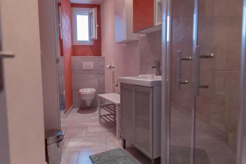a bathroom with a shower and a sink and a toilet at L'Orgelétaine : Grande Maison au milieu des Lacs du Jura in Orgelet