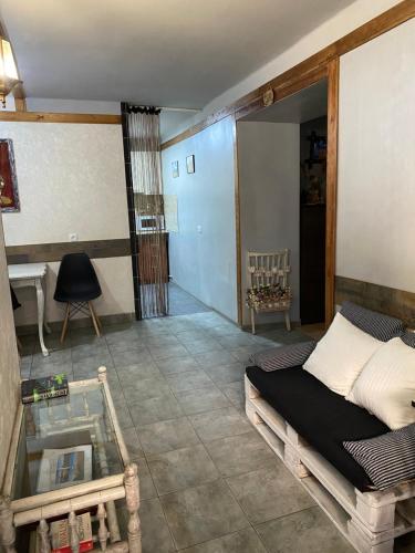 Mini Hostel N.Tigranyan 5 في يريفان: غرفة بسرير وطاولة زجاجية