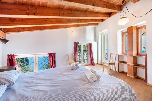 ein Schlafzimmer mit einem großen Bett mit Handtüchern darauf in der Unterkunft Appartamento molini in casa Daria in Gargnano