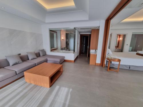 Ein Bett oder Betten in einem Zimmer der Unterkunft Pinegrove Hotel