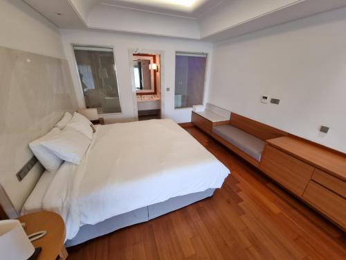 Ein Bett oder Betten in einem Zimmer der Unterkunft Pinegrove Hotel