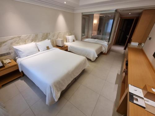 Ein Bett oder Betten in einem Zimmer der Unterkunft Pinegrove Hotel