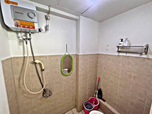 La salle de bains est pourvue d'une douche et d'un miroir. dans l'établissement Comfy Studio with Smart Tv&Fast Wifi @Baywalk Mall, à Jakarta