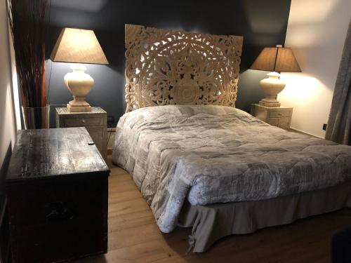 Un dormitorio con una cama con dos mesitas de noche y dos lámparas. en Ca' di Giò, en Venecia