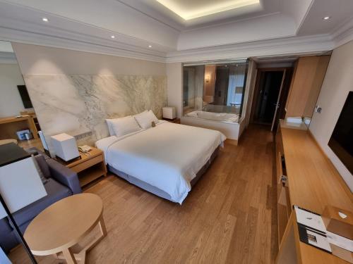 Ein Bett oder Betten in einem Zimmer der Unterkunft Pinegrove Hotel