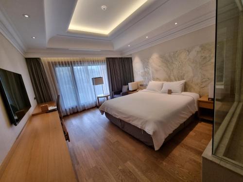 Giường trong phòng chung tại Pinegrove Hotel