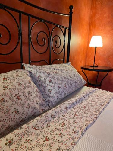 een bed met een zwart hoofdeinde en 2 kussens bij Il Profumo del Sale in Marsala