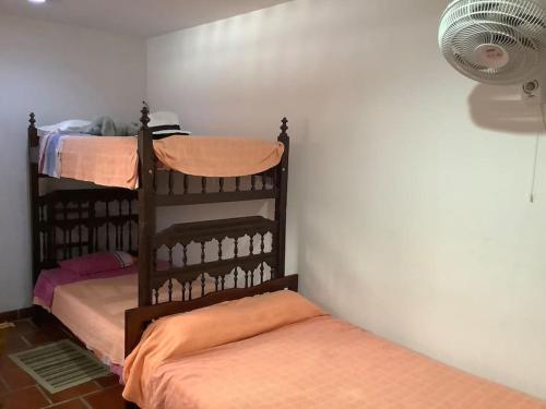 1 dormitorio con 2 literas y ventilador en San Gil beautiful house en San Gil