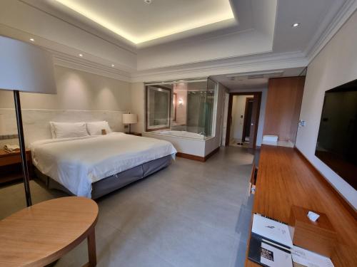 Ein Bett oder Betten in einem Zimmer der Unterkunft Pinegrove Hotel
