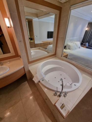 Ein Bett oder Betten in einem Zimmer der Unterkunft Pinegrove Hotel
