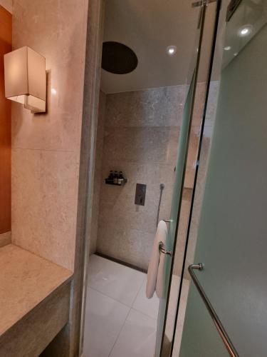 Ein Badezimmer in der Unterkunft Pinegrove Hotel