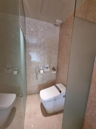 Ein Badezimmer in der Unterkunft Pinegrove Hotel