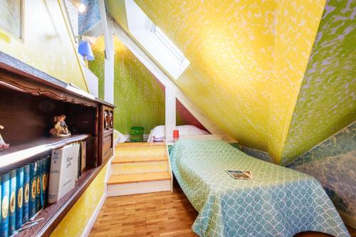 a small room with a bed and a book shelf at cavalibre-mesquer in Mesquer