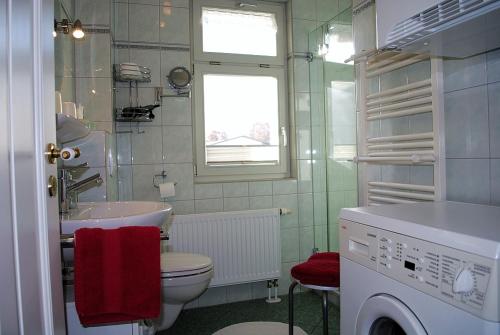 Ένα μπάνιο στο Haus-Bellevue-Appartement-10