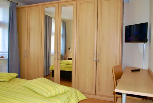 Un pat sau paturi într-o cameră la Bellevue-App-15