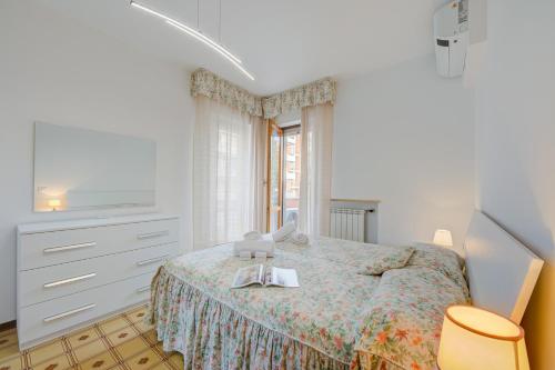 um quarto com uma cama, uma cómoda e uma janela em Il Tulipano Giallo 100 Mt From The Sea - Happy Rentals em San Bartolomeo al Mare