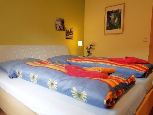 アールベックにあるFeriendomizil-Goethestr-App-06のベッドルームに毛布付きのベッド2台が備わります。
