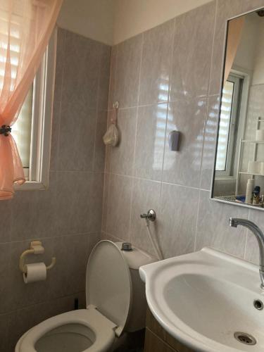 La salle de bains est pourvue de toilettes et d'un lavabo. dans l'établissement Rahel’s Home, à Beer-Sheva